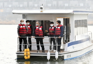 수원시, 광교호수공원 호수에 태양광 동력 관리선 운행